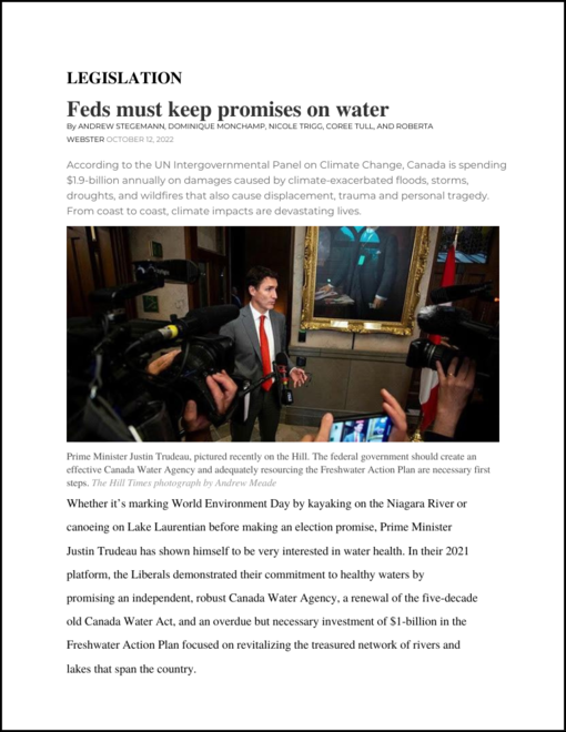 A man in a suit stands at a podium with microphones, facing reporters. Text on the image discusses Canadian legislation on water promises, climate change, and the Freshwater Action Plan, with reference to Prime Minister Justin Trudeau. // Un homme en costume se tient à un podium avec des micros, face aux journalistes. Le texte de limage aborde la législation canadienne sur les promesses concernant leau, le changement climatique et le Plan daction pour leau douce, en référence au Premier ministre Justin Trudeau.